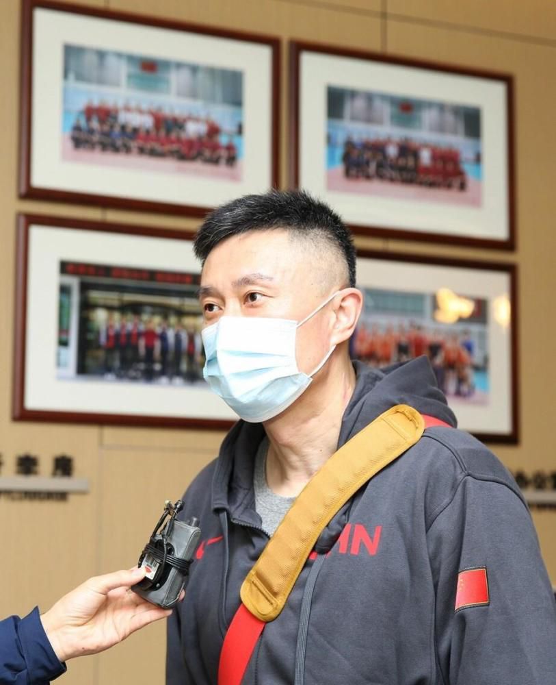 ......此时的宴会大厅里，叶辰已经搀扶着宋老爷子起身。
